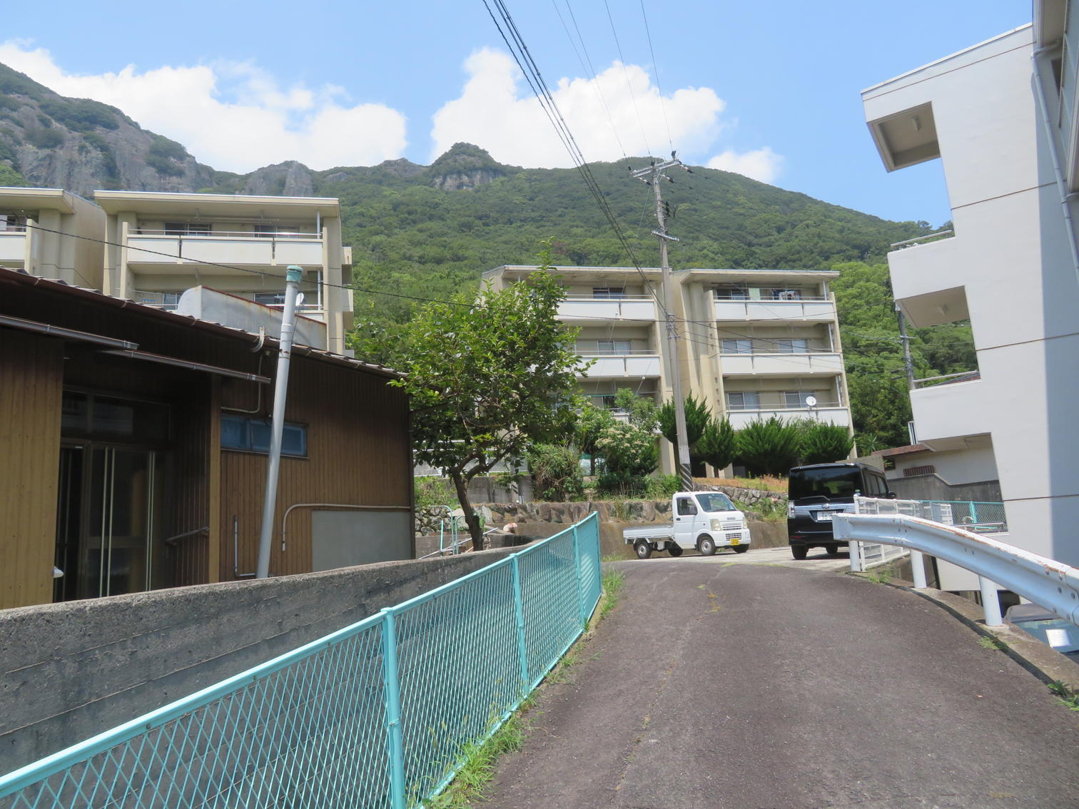 家々の間から町営住宅へ下る細い道