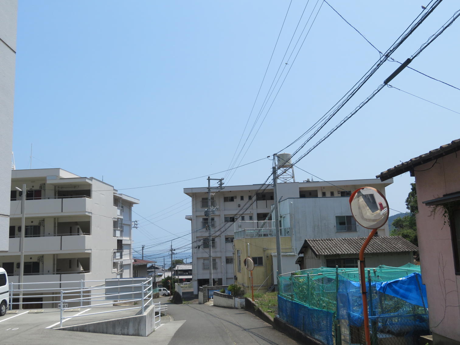 橘の家並みの間から海へ下る道