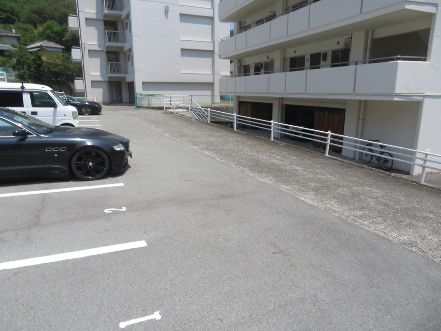 町営住宅の進入路と駐車場