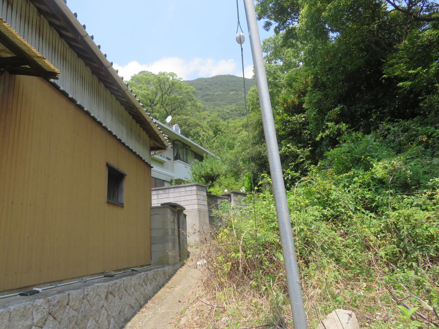 山際の道に沿って建つ木造建物