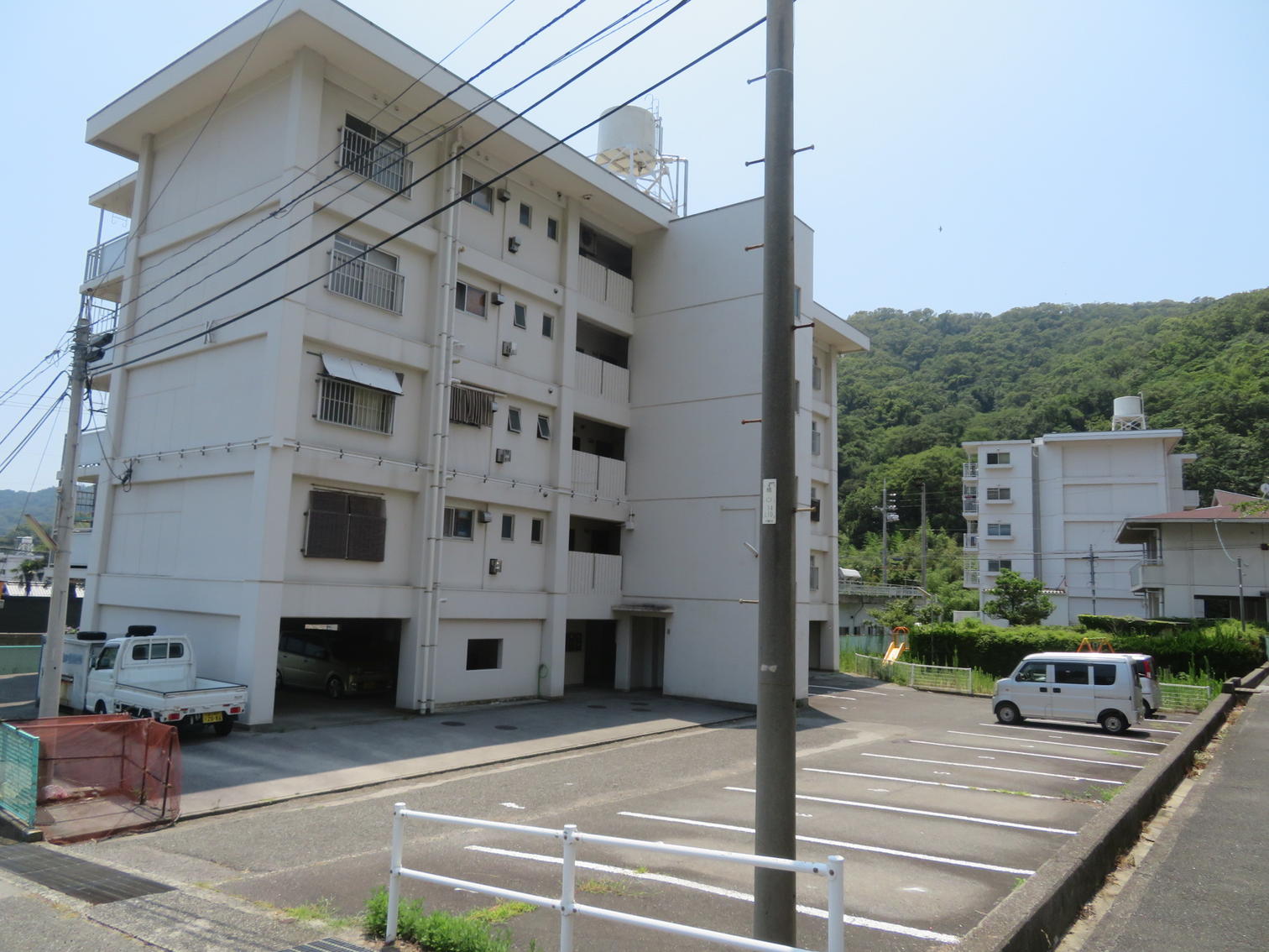 駐車場側から見た白い町営住宅