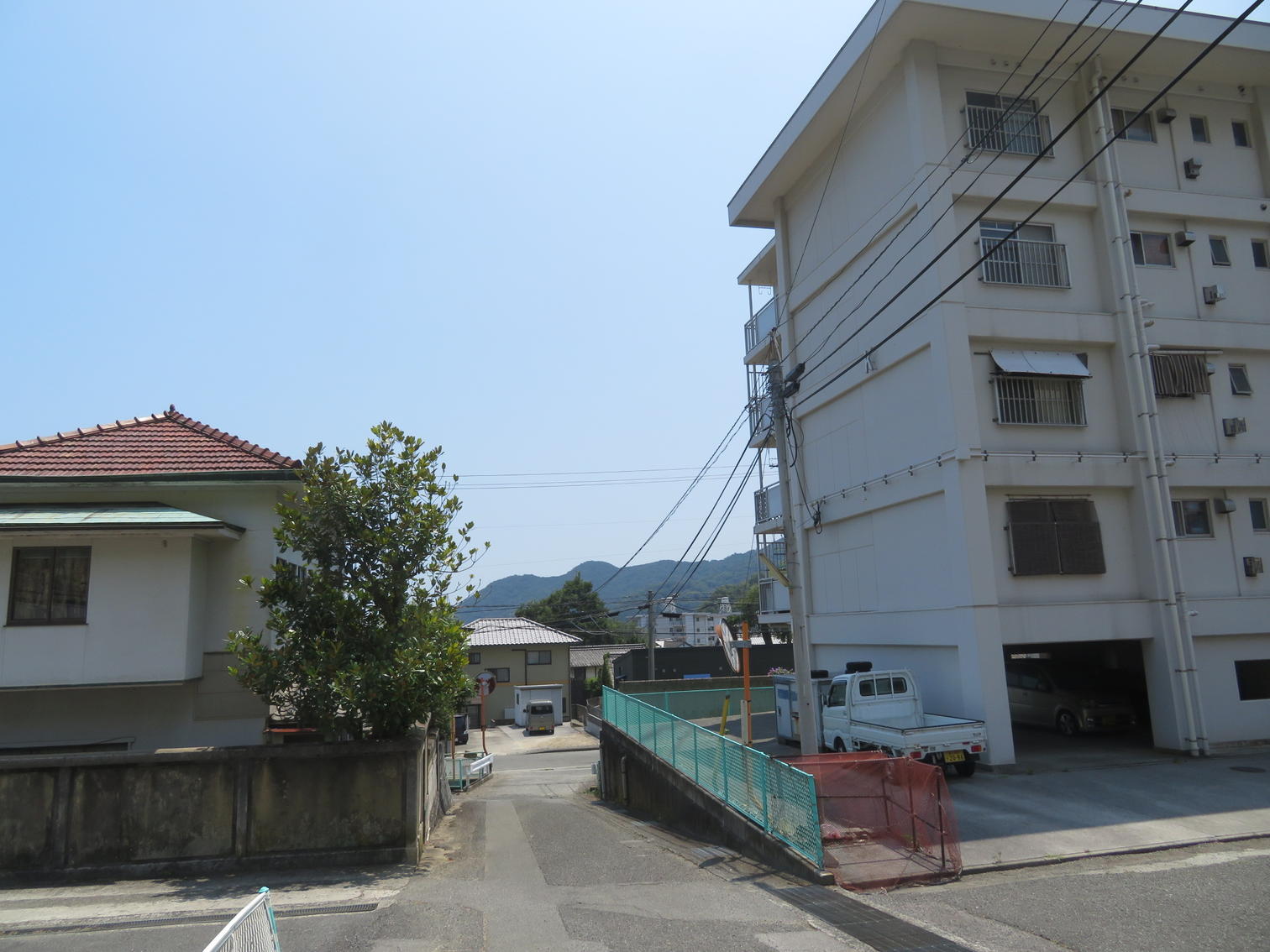 町営住宅の脇から海側へ下る道