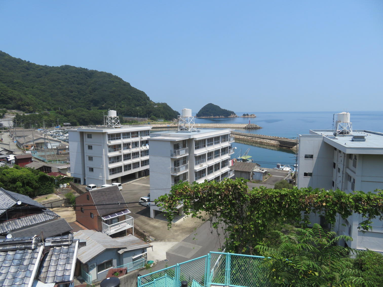 高台から望む橘地区の町営住宅と橘港と瀬戸内海