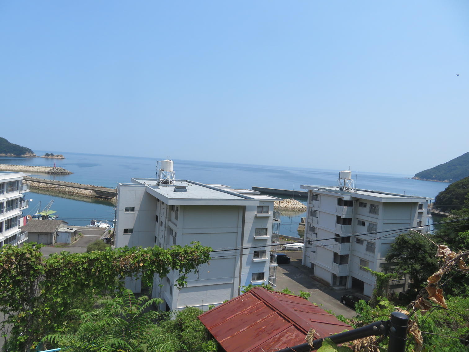 白い住宅棟の向こうに広がる瀬戸内海