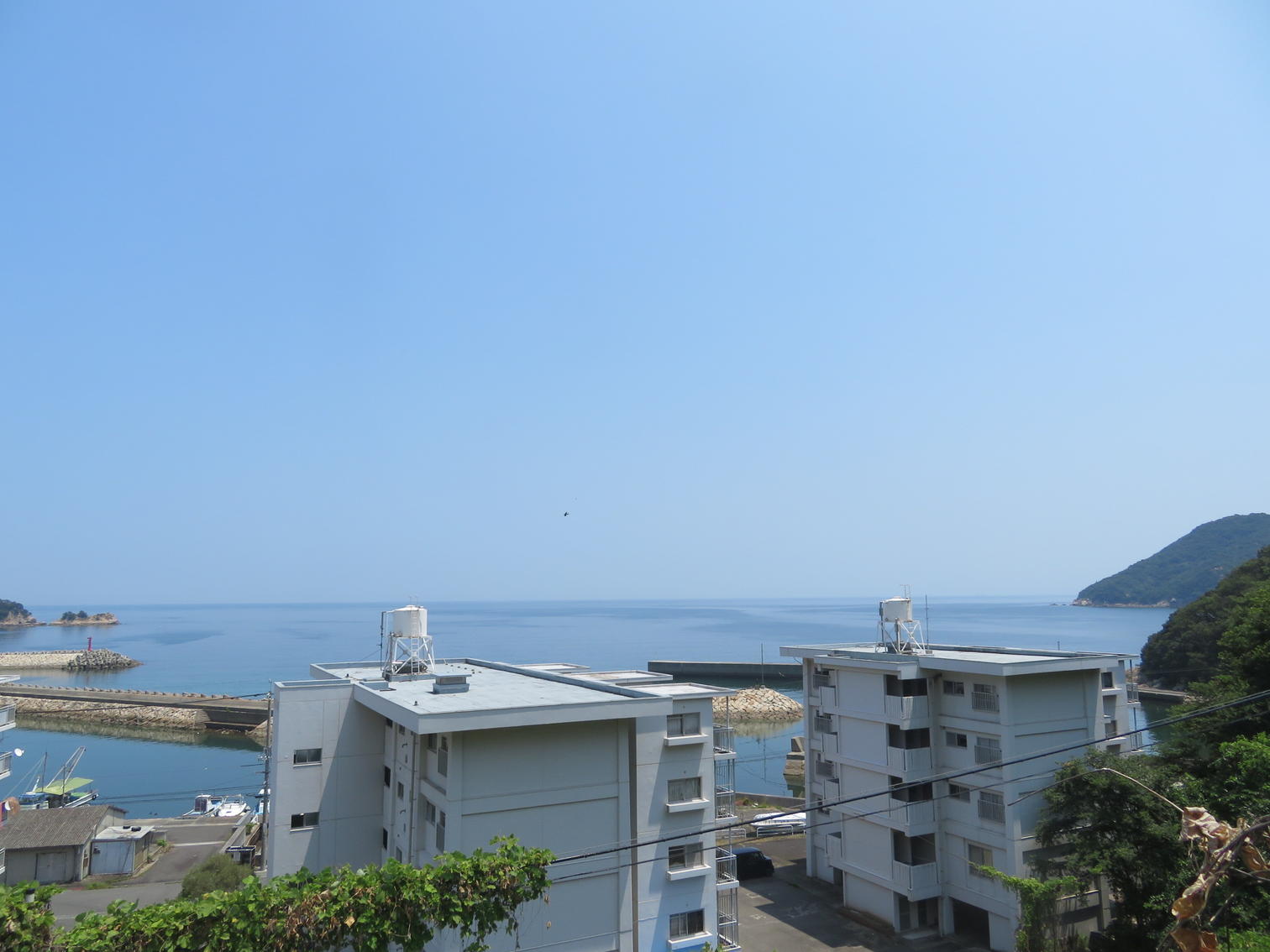 町営住宅の屋上越しに見える瀬戸内海