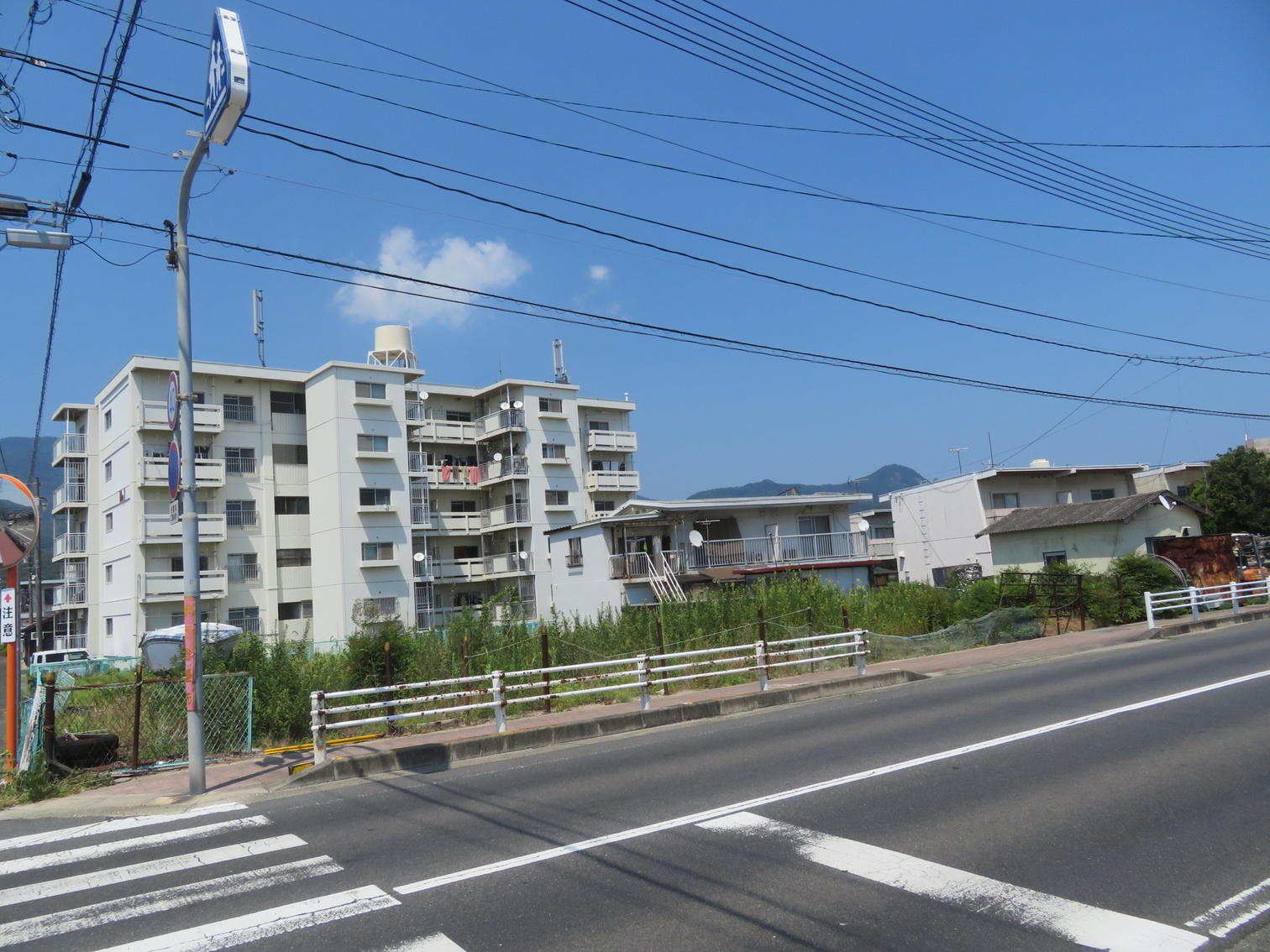 国道の向かいに建つ5階建ての集合住宅