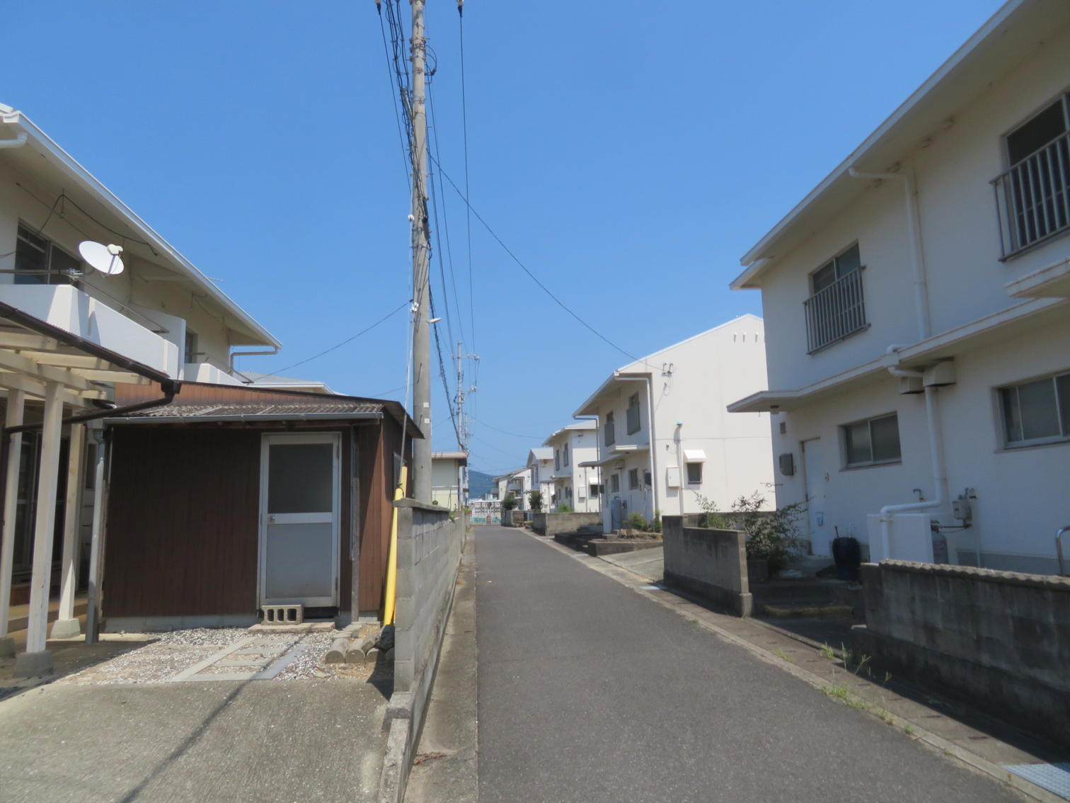 住宅と物置の並ぶ通り
