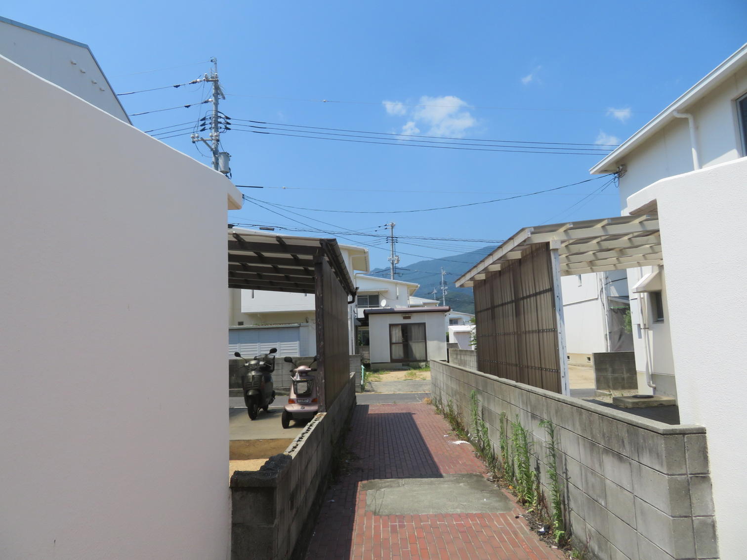 住宅の物置と車庫