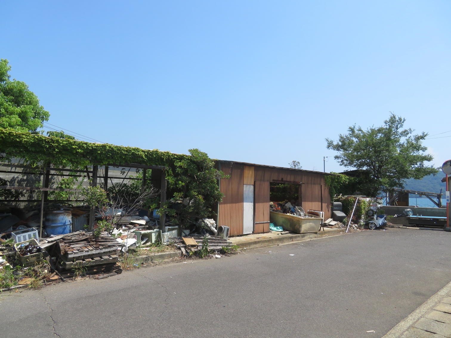 資材や道具が積まれた作業場