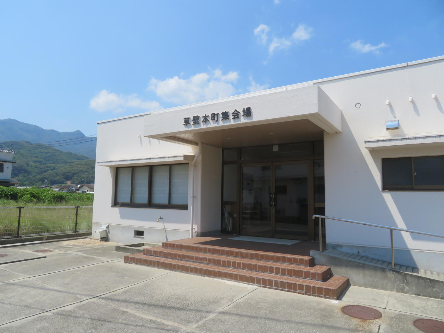 草壁本町集会場の看板の付いた玄関