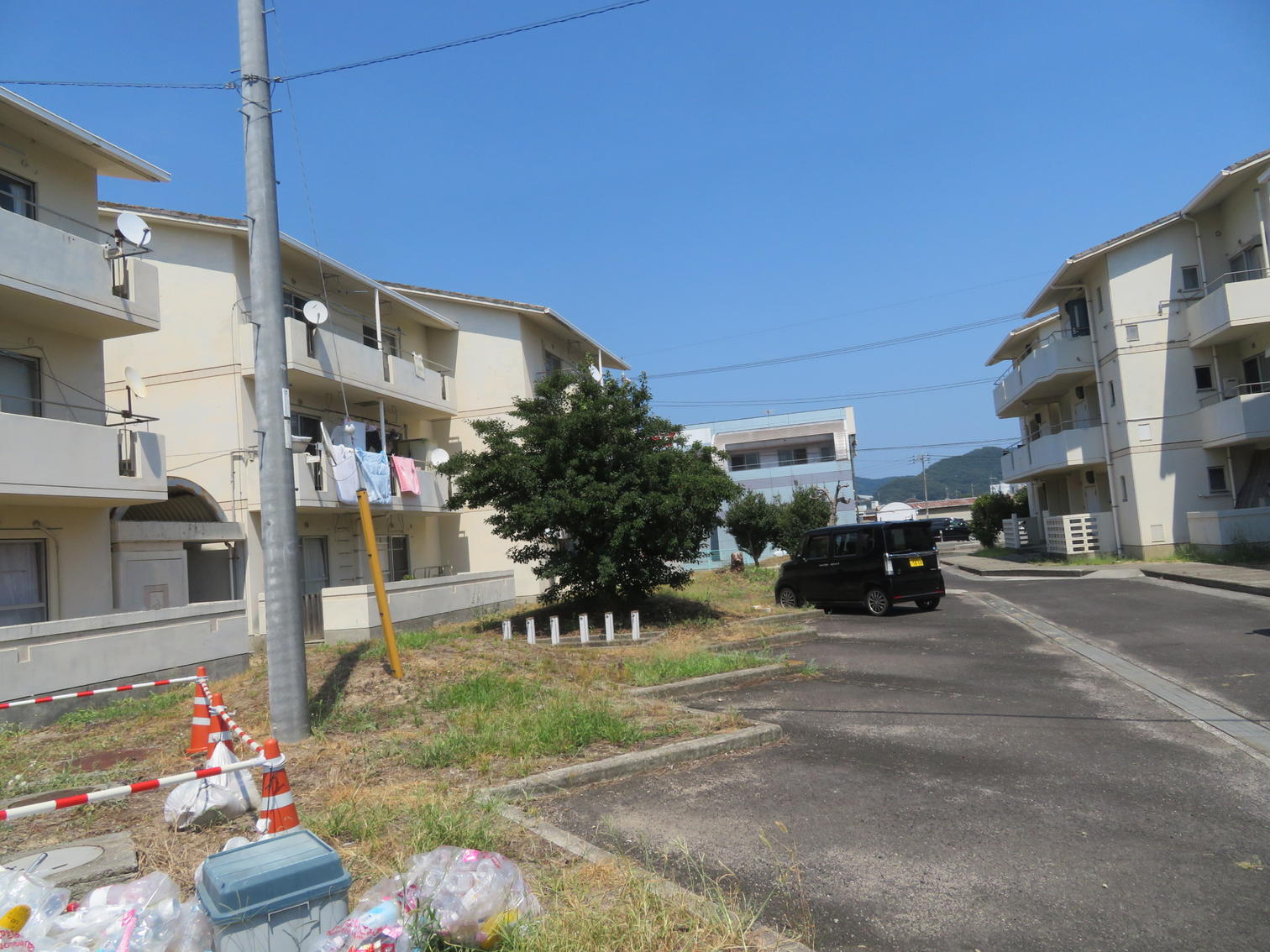 3階建ての中層住宅と前庭
