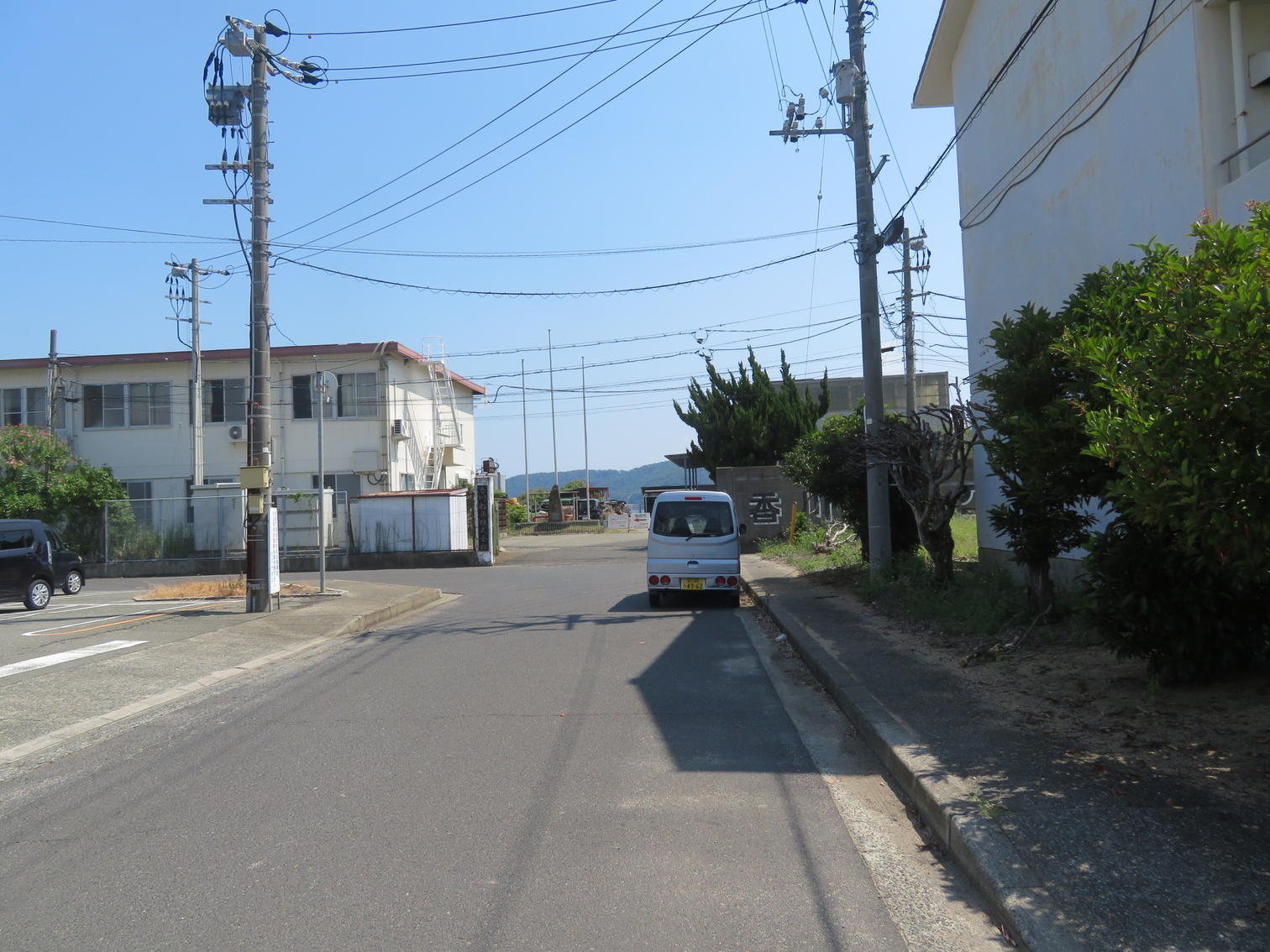 2階建て住宅の間を抜ける通り