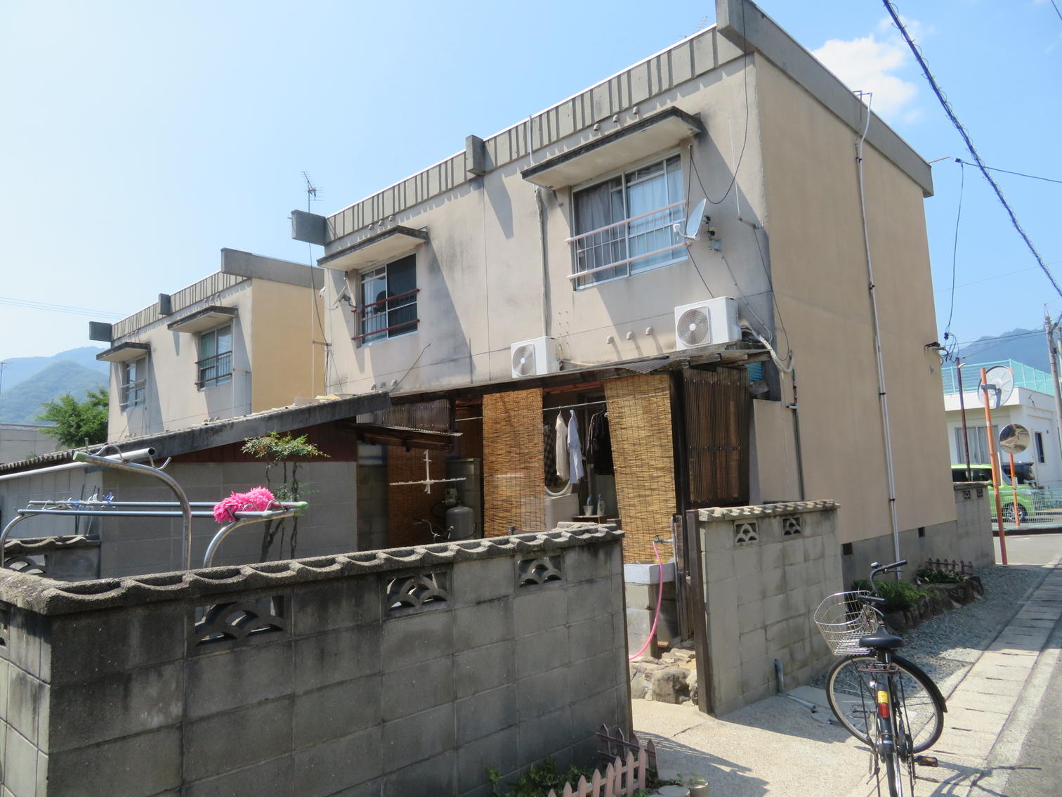 木の格子の付いた古い2階建て住宅