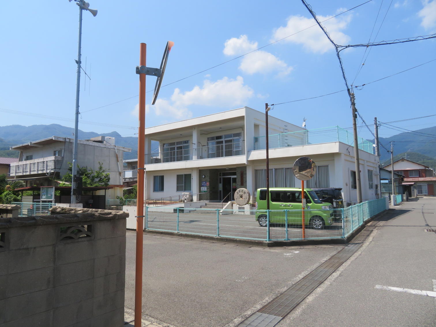 小豆島町の隣保館である草壁会館の2階建ての建物
