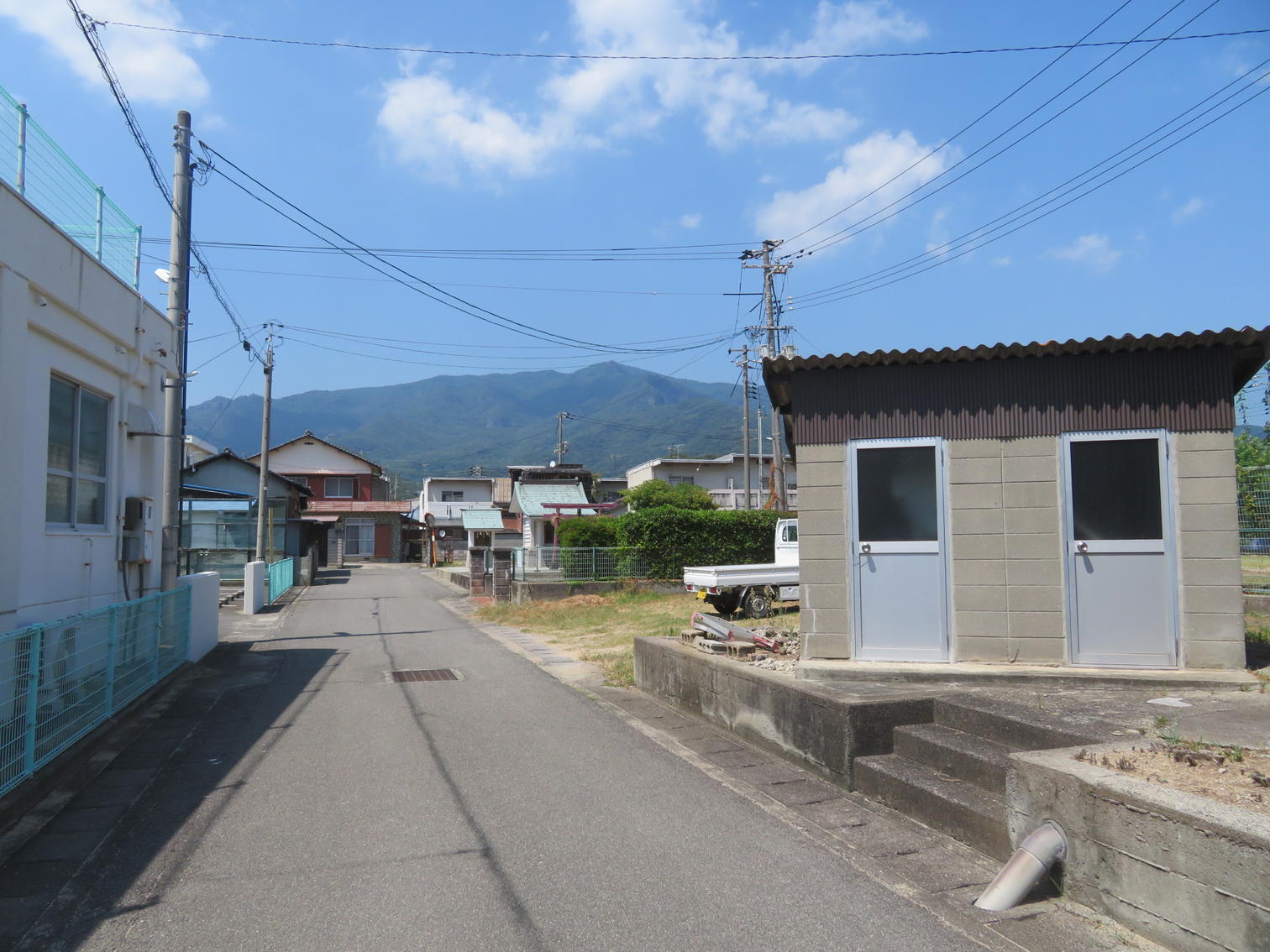 住宅地の通りと小さな平屋の建物