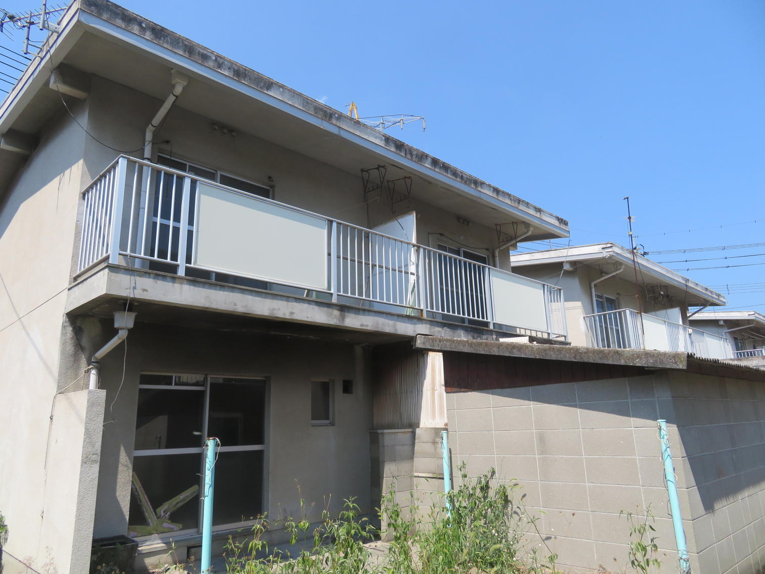 バルコニーの付いた2階建て住宅の正面