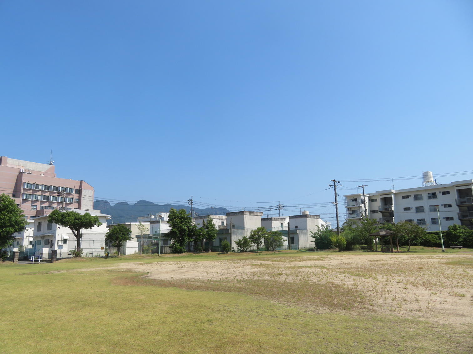 公園のグラウンドから見渡す住宅群