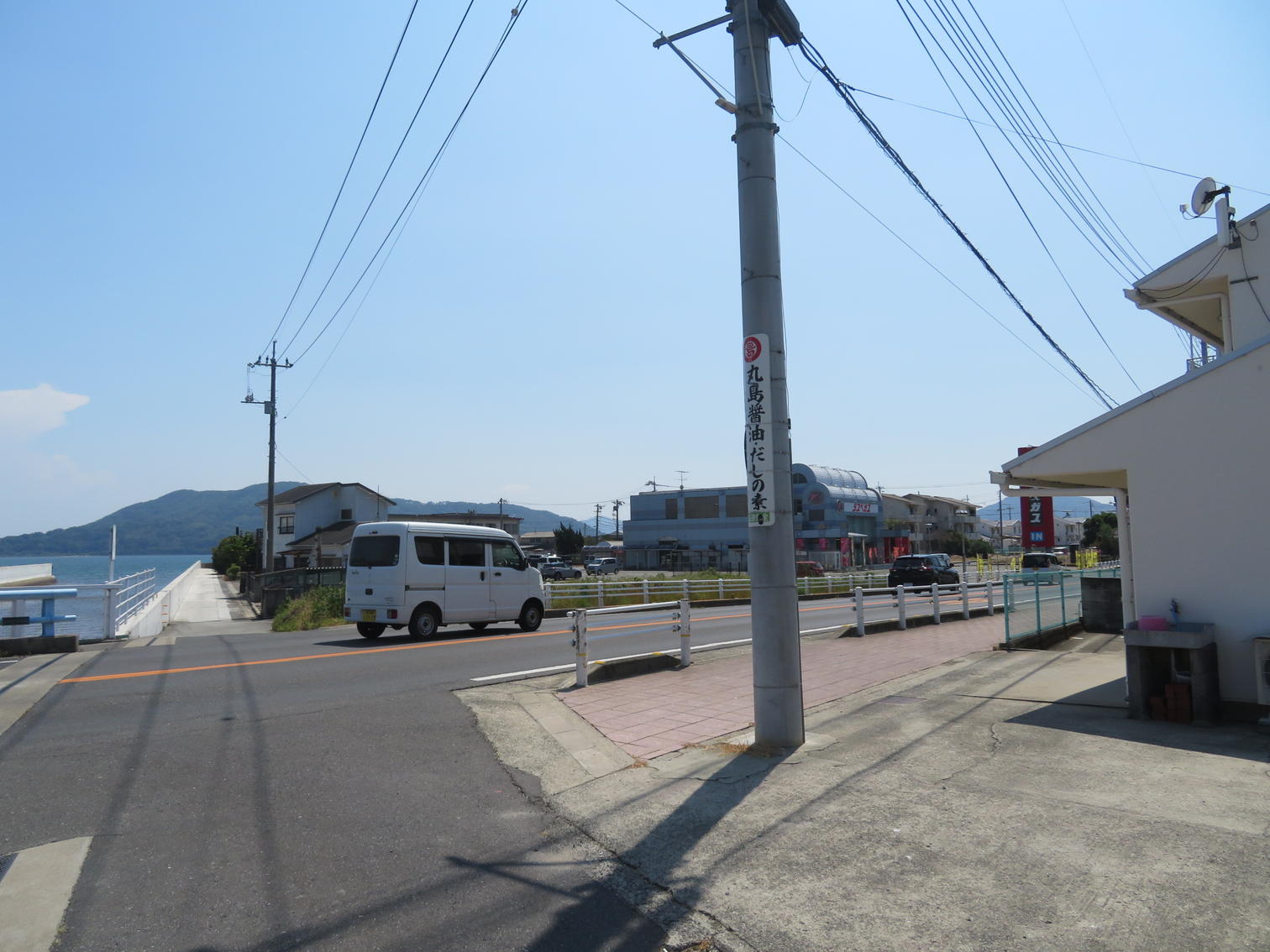 海沿いの国道と防潮堤