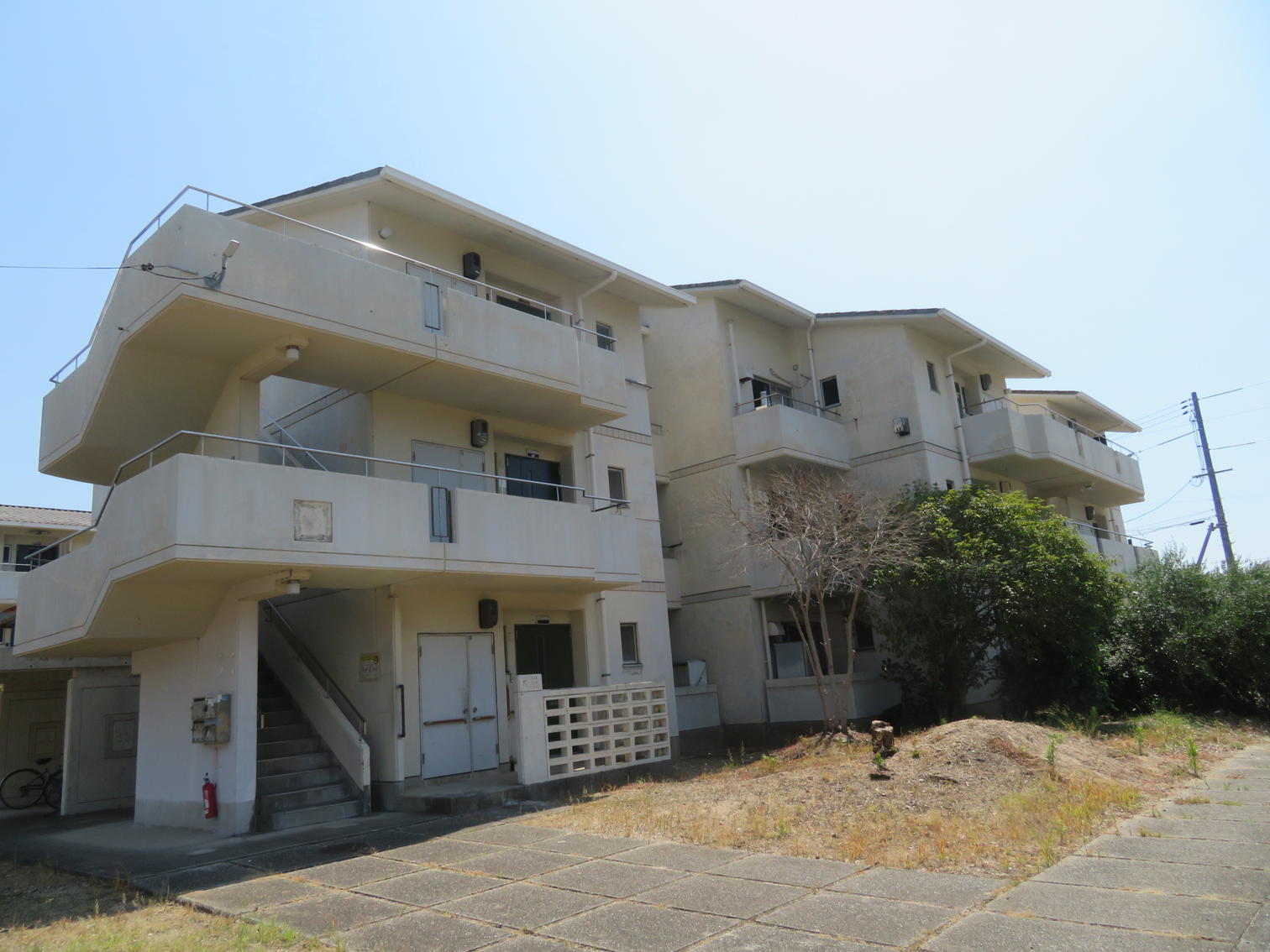 3階建ての中層住宅の正面