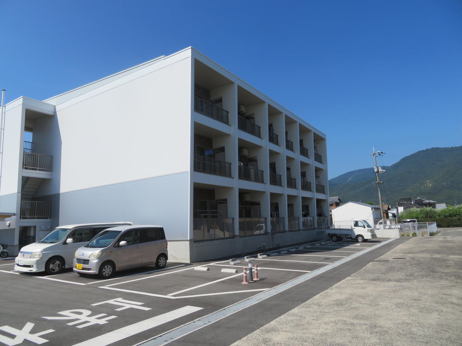 城山会館近くの集合住宅と駐車場。