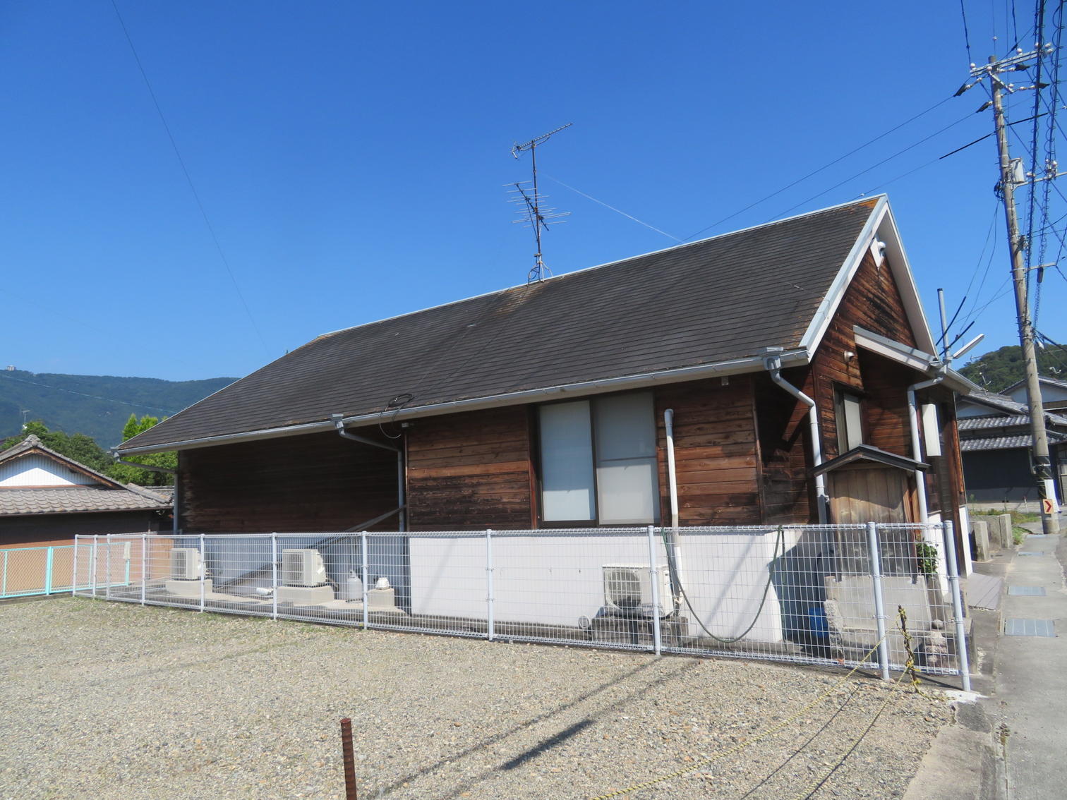 木の外壁を持つ平屋の北条教育集会所。