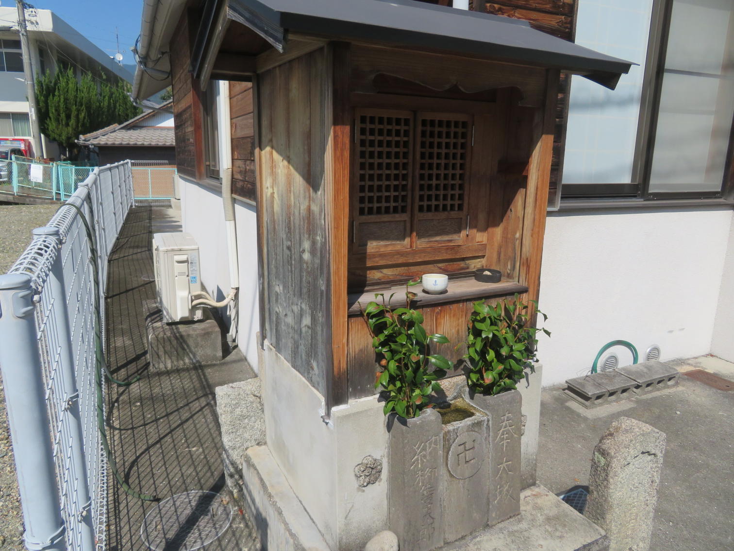 集会所の脇にある小さな祠。
