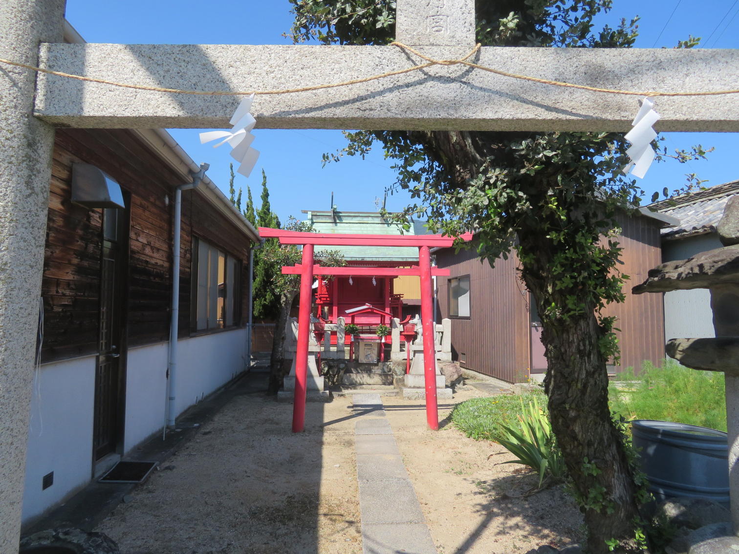石の鳥居の先に赤い鳥居が続く。