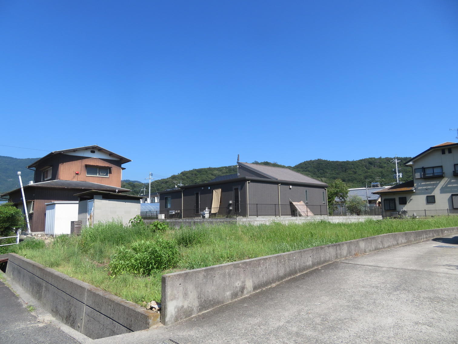 家々の間に草地が残る。