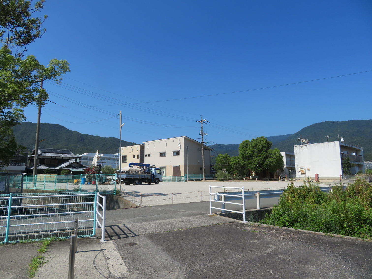 広場と周囲の建物。