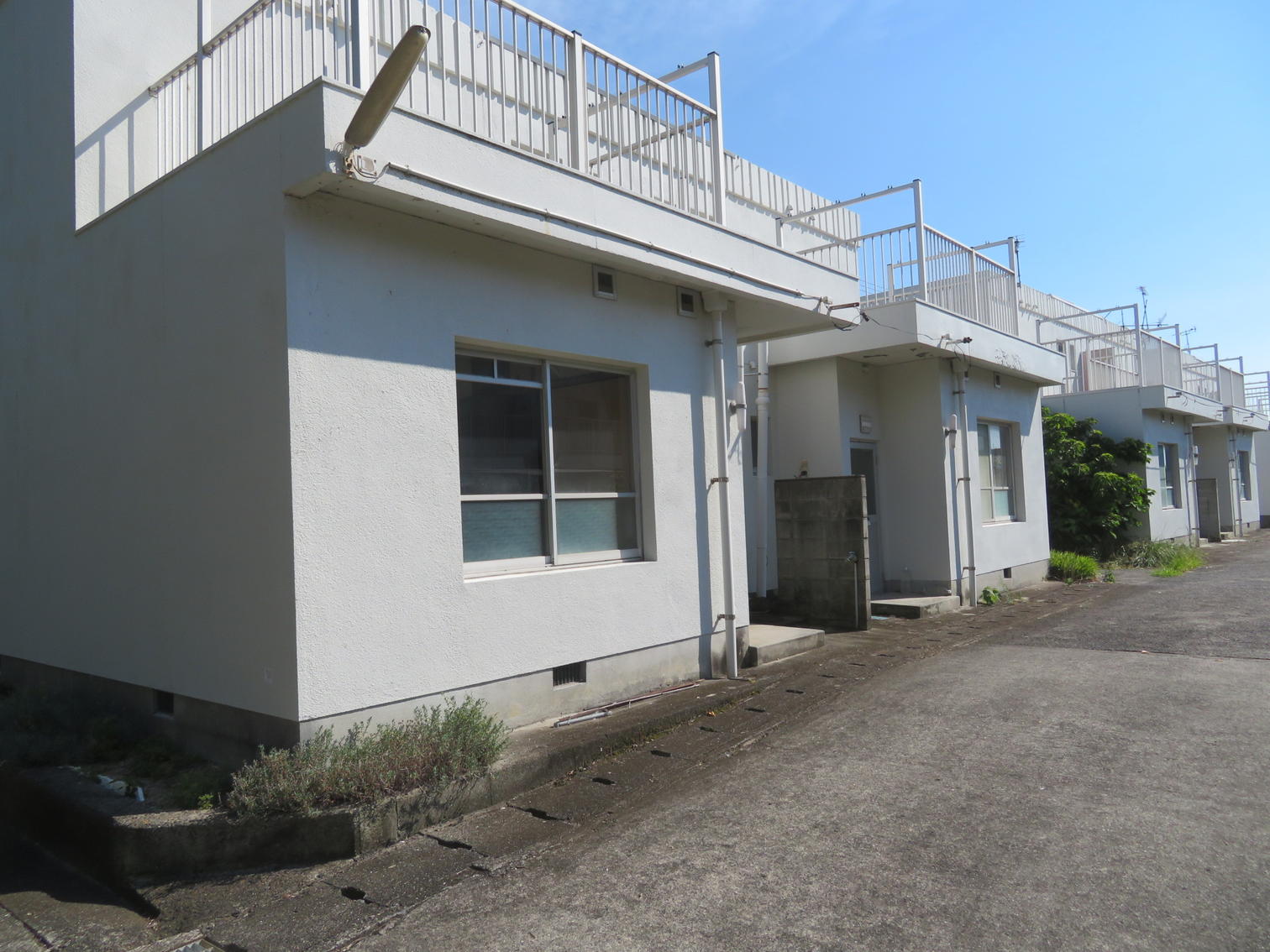 屋上に手すりを備えた住宅。