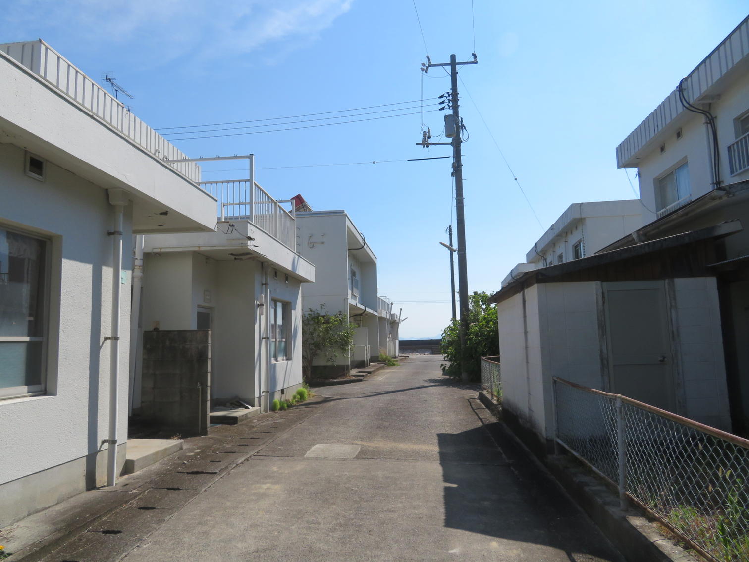 同じ形の住宅が並ぶ道。