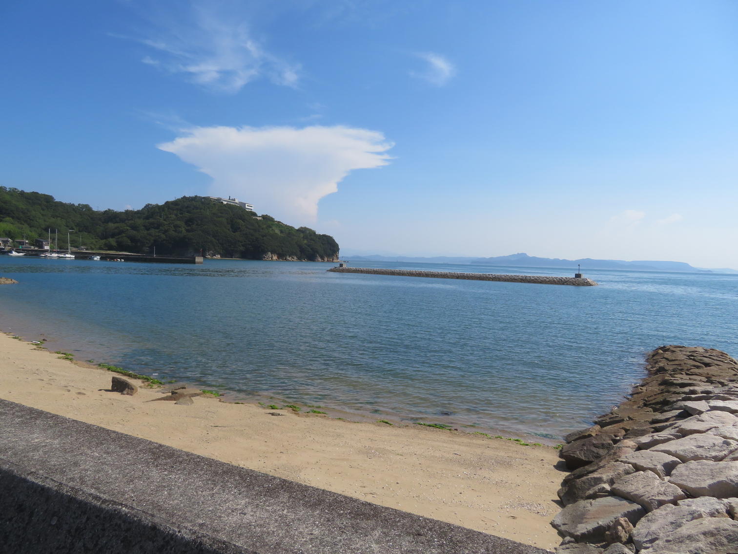 住宅地のすぐ先に広がる海。