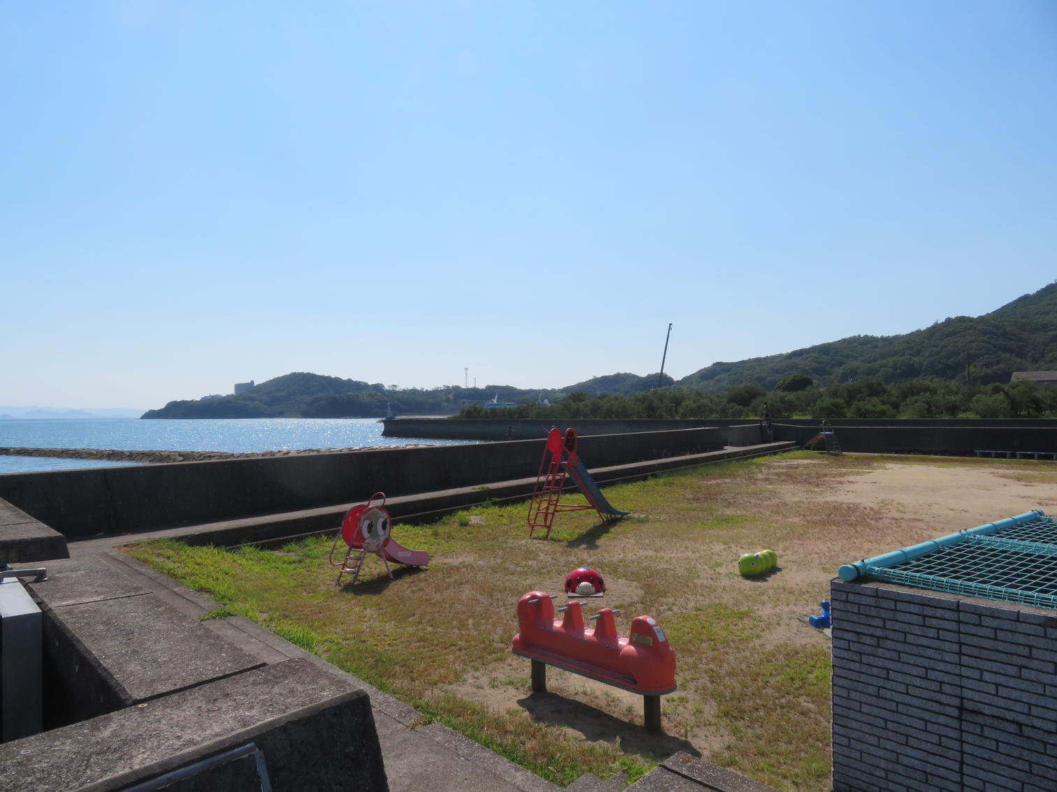 海辺に置かれた小さな遊具。