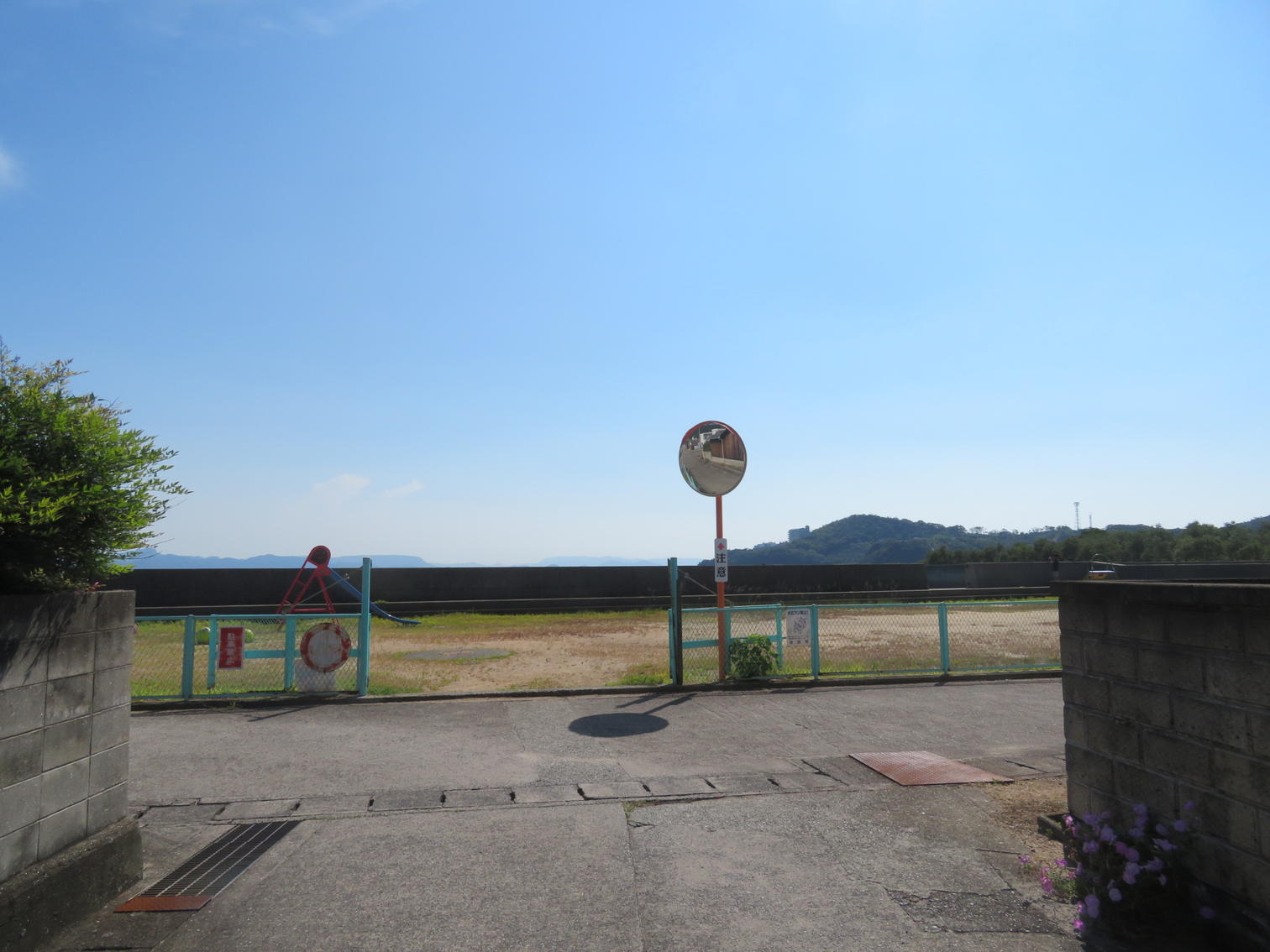 住宅地の道から海岸を望む。