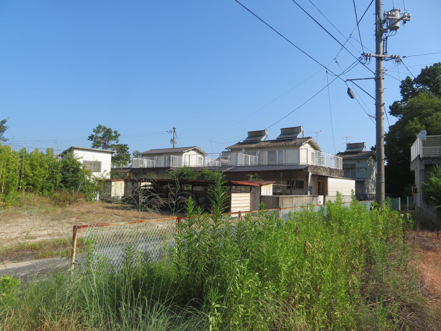 山を背にして並ぶ2階建ての住宅。