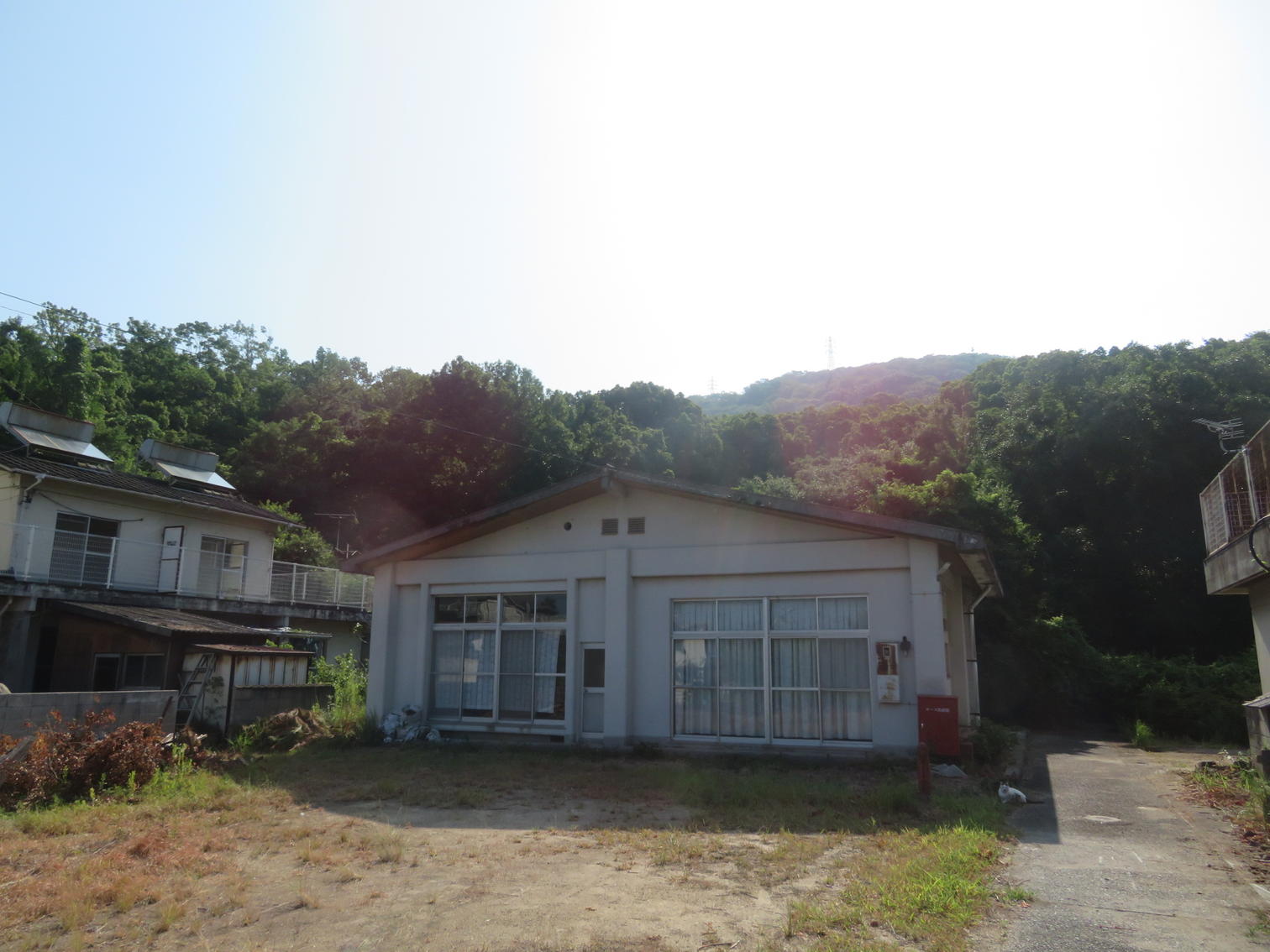 住宅の並びの端にある平屋。
