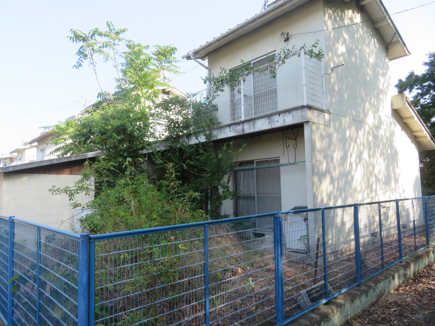 屋上に手すりを回した2階建て。
