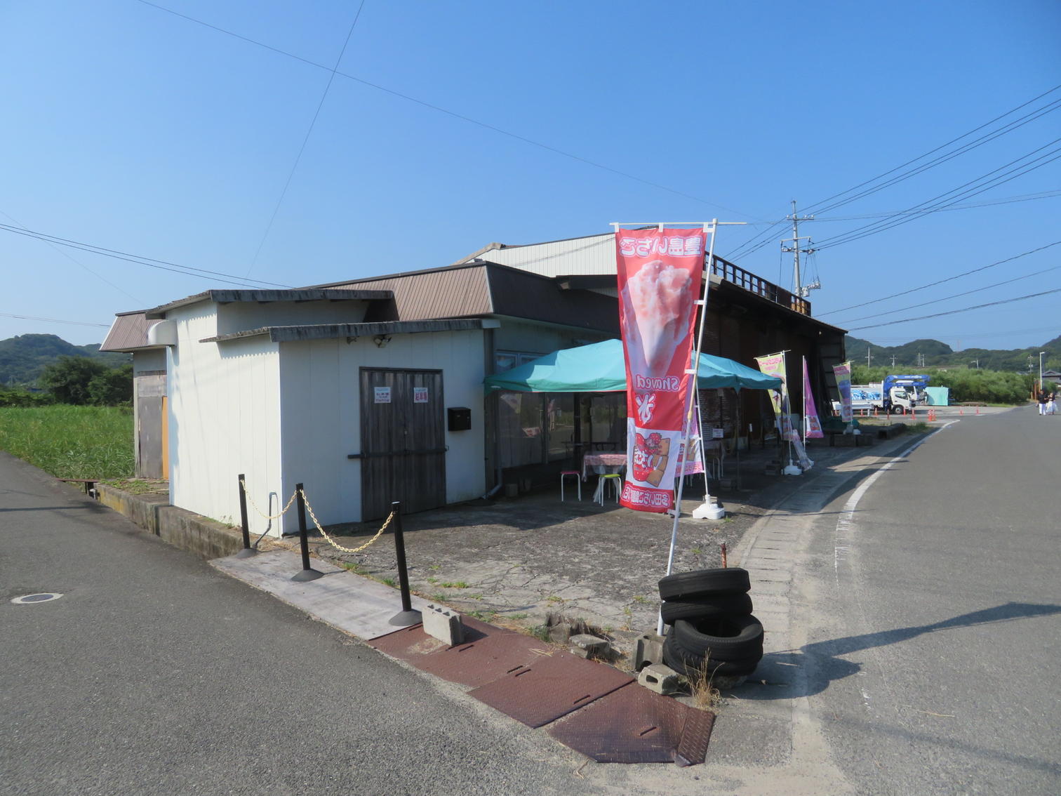 住宅地を抜ける道。手前に土砂の山がある。