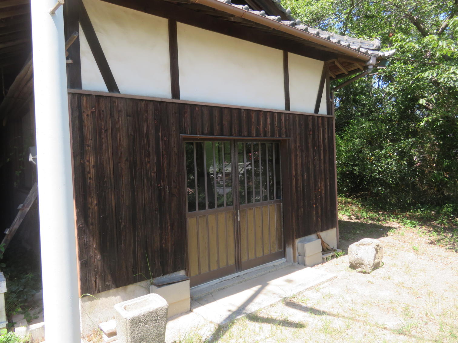鳥居の奥にある社。