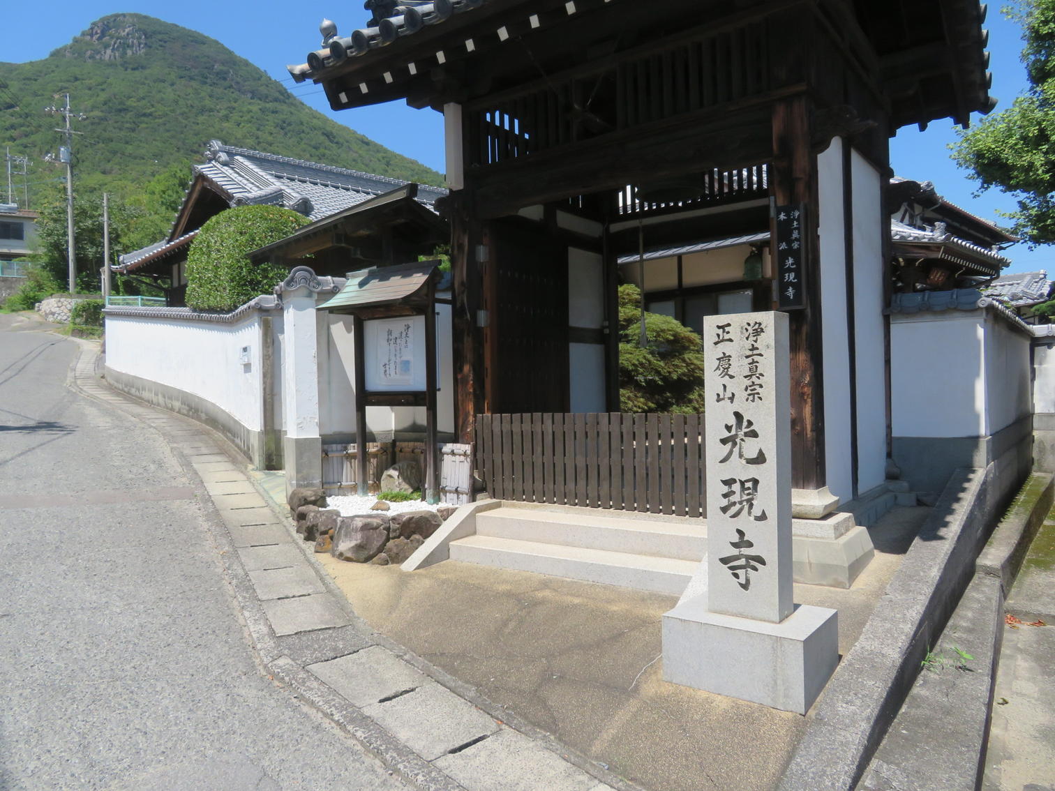 光現寺の山門。奥に山が迫る。