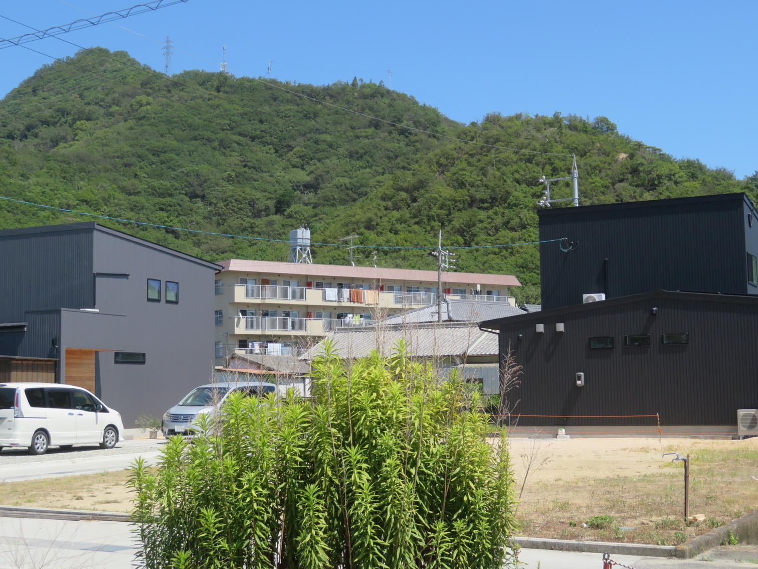 住宅地の一角に建つ新しい建物。