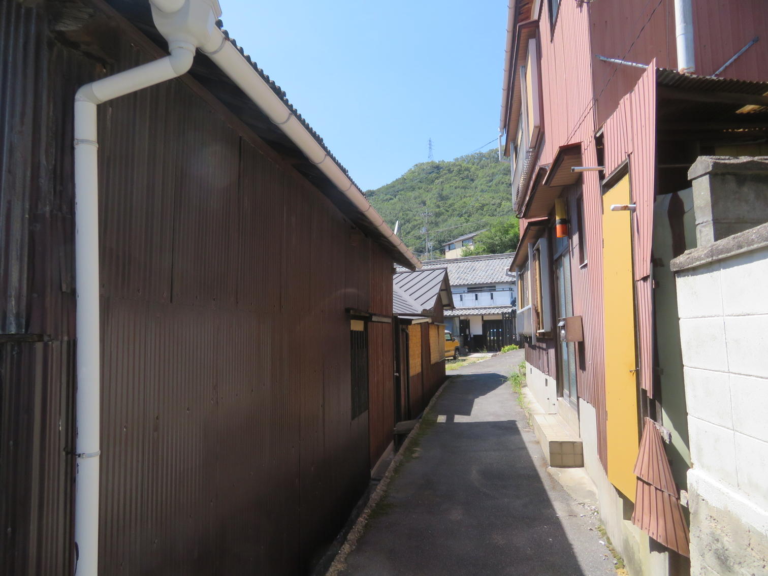 板壁の家が続く細い路地。