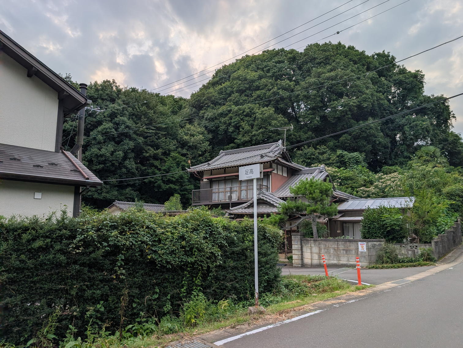 家並みと標識。