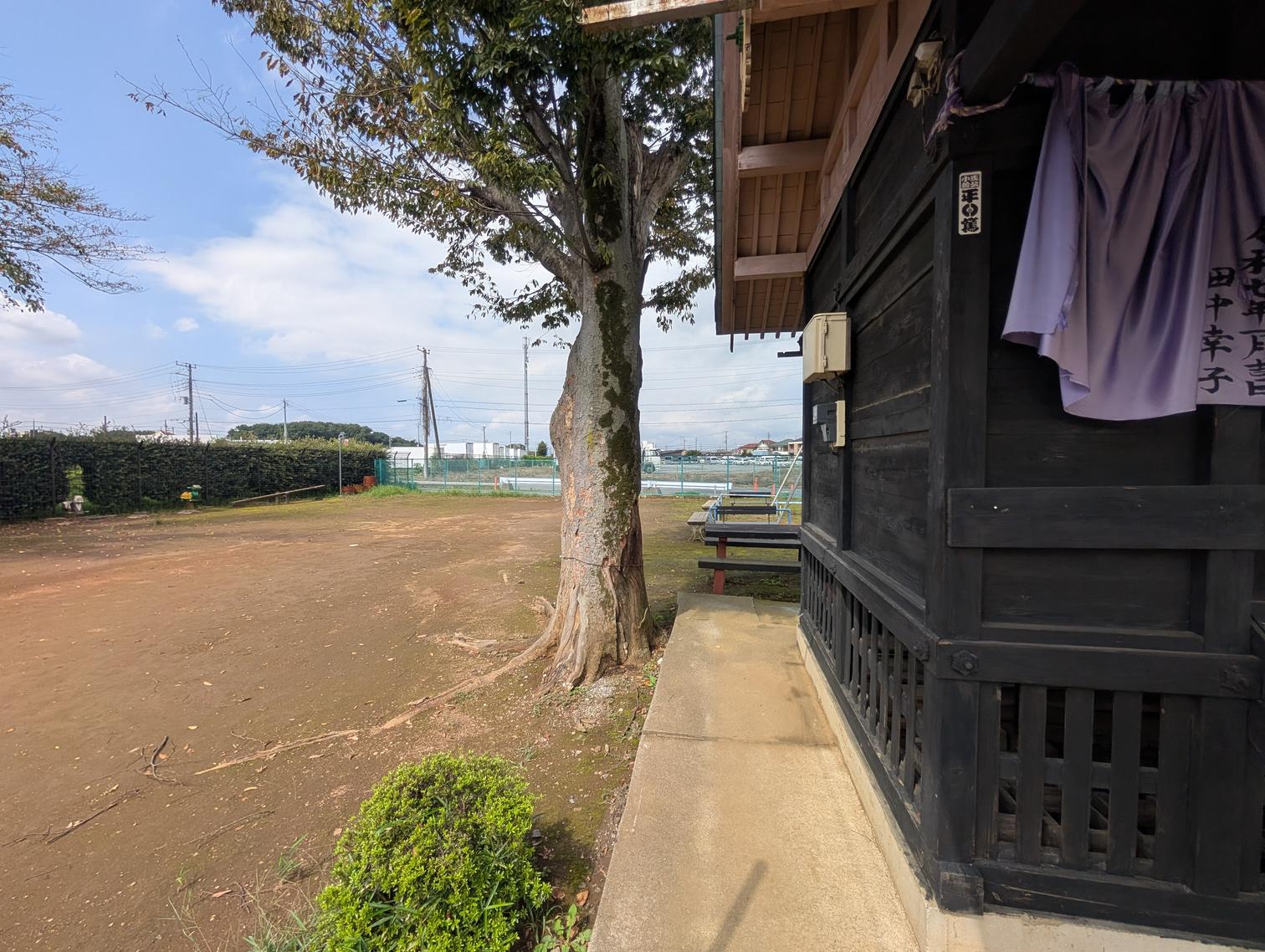 白山神社の社殿。幕には「令和七年一月吉日 田中幸子」とある。