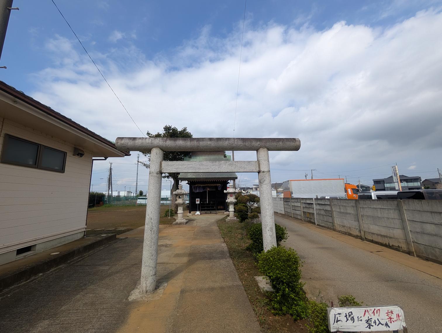 鳥居から見た白山神社。