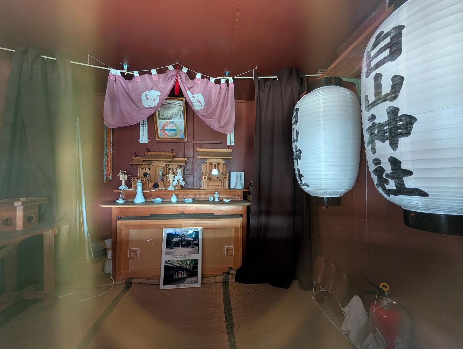 社殿の中の「白山神社」の提灯。