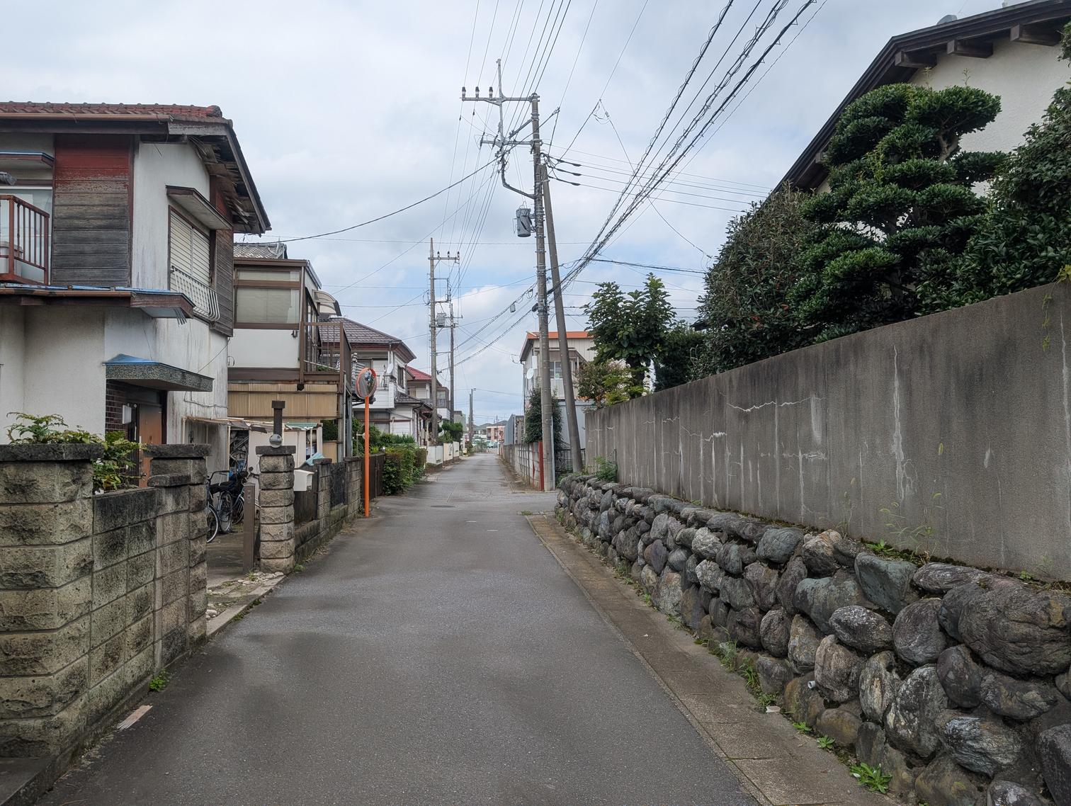 神社のまわりの古い道。