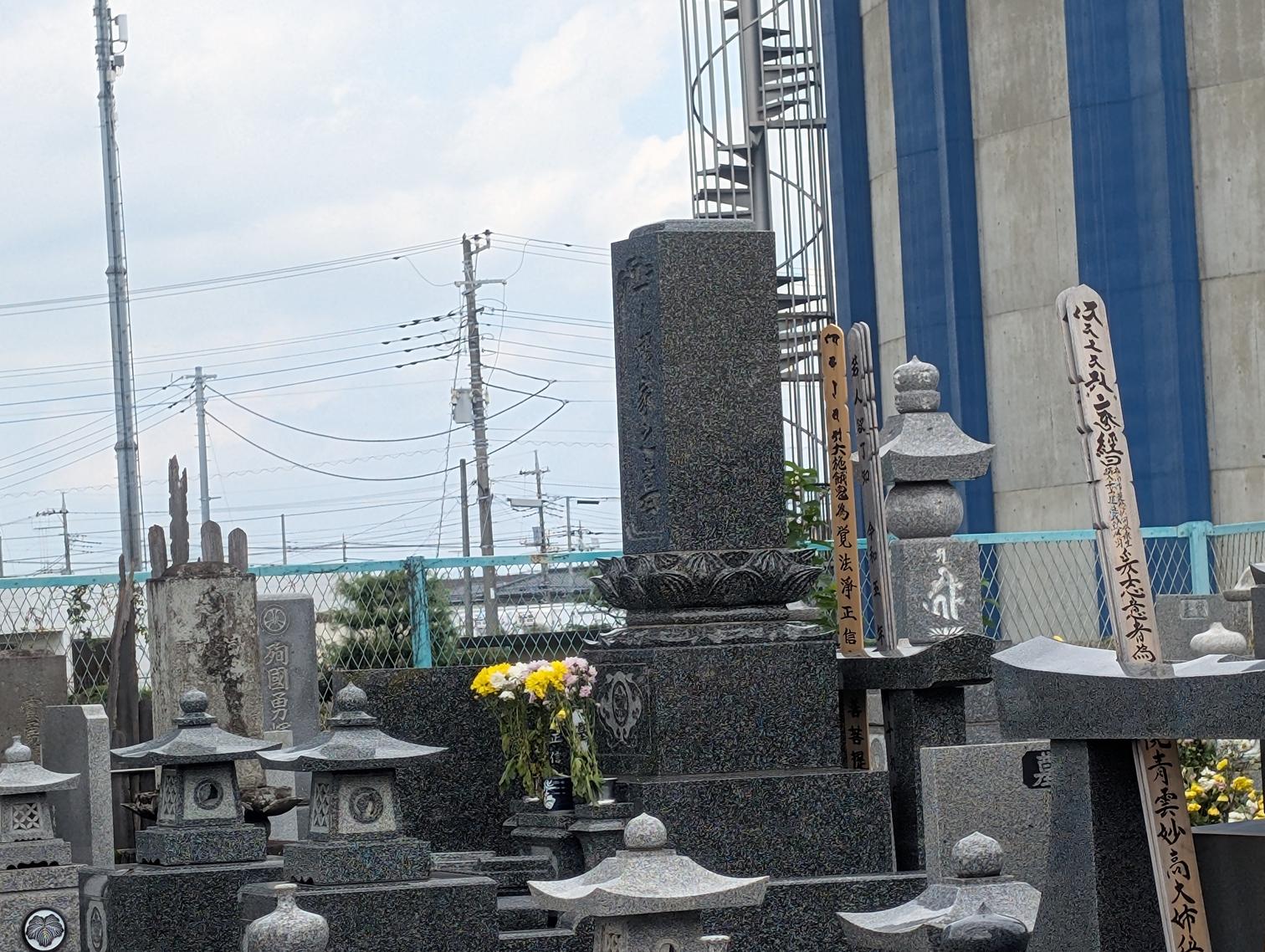 二つ目の墓地。後ろに青い縞の大きなタンクがそびえる。