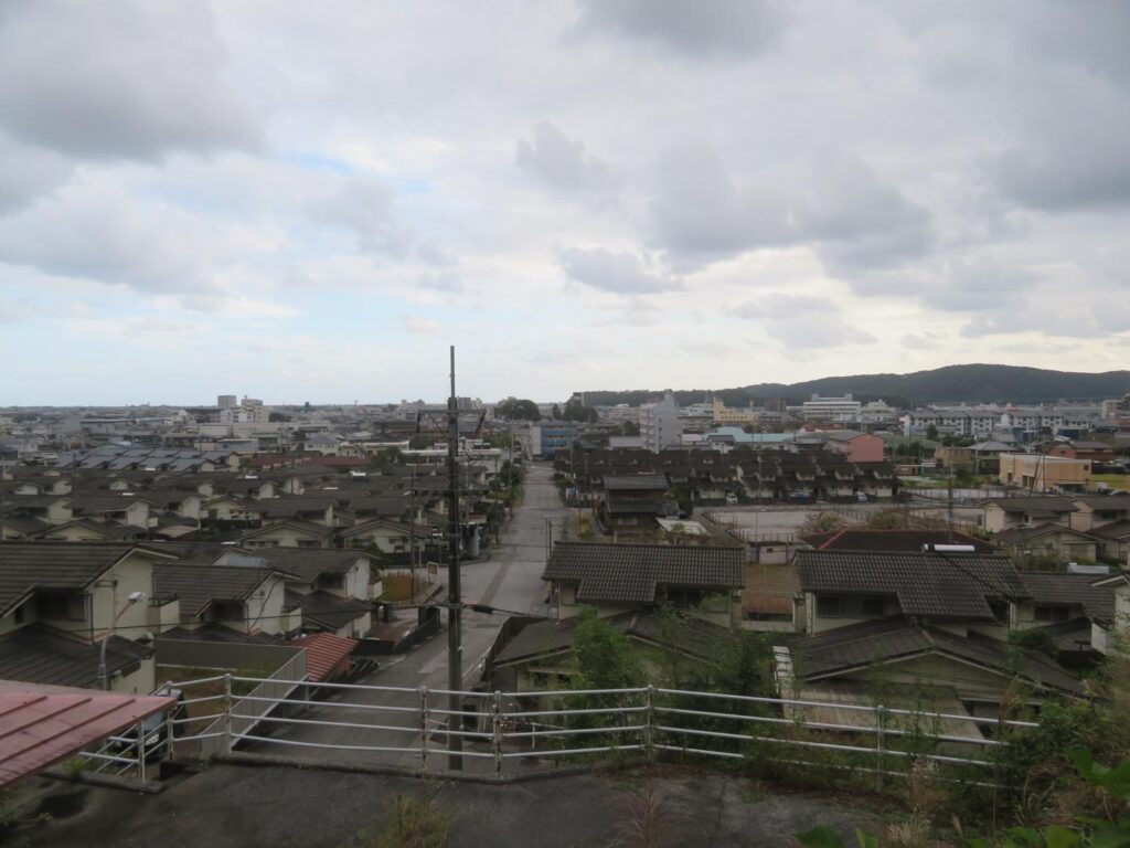 丘の上から見た野中の家並み。