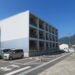 城山会館近くの集合住宅と駐車場。